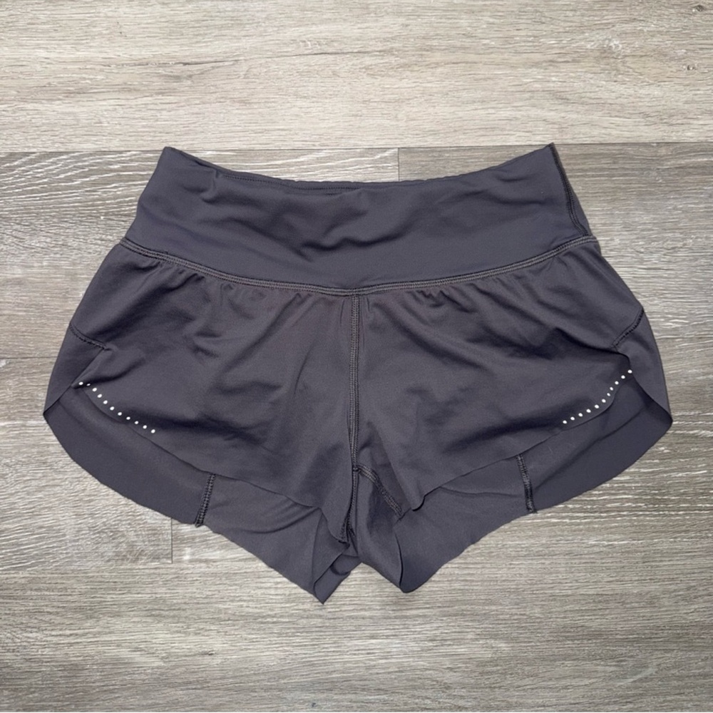 Lululemon Chase me shorts side 2
